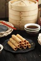 waffle egg roll confección china, refrigerio popular servido en una reunión familiar en el festival chino, como año nuevo, mediados de otoño, linterna o festival dongzhi foto