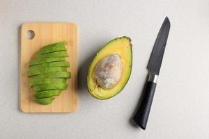 vista superior rebanar aguacate con un cuchillo afilado, concepto de preparación de alimentos dietéticos saludables foto