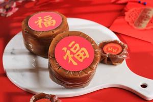 kue keranjang o nian gao, pastel popular para el festival de año nuevo chino con concepto rojo. hecho de azúcar y harina. foto