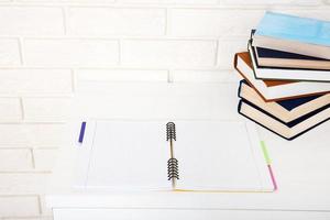 accesorios de lugar de trabajo y educación en mesa blanca. enfoque selectivo y espacio de copia. concepto de escuela de negocios foto