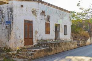 casas viejas abandonadas rotas y sucias edificios rodas grecia. foto