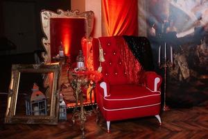 zona de fotos con un sillón rojo en un diseño rojo contra