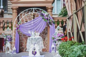 arco de boda en decoración morada foto