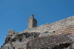 hermoso castillo de piedra en castelo novo, portugal. día soleado, sin gente. foto