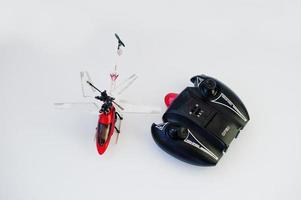 Helicóptero rojo de control remoto aislado sobre fondo blanco. foto
