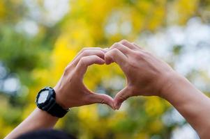 mi mano y mi reloj negro foto