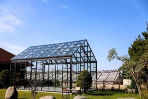 casa de cristal transparente bajo el cielo azul foto