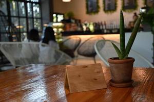 tazas de café y bebidas en la cafetería foto