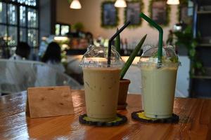 tazas de café y bebidas en la cafetería foto