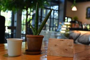 tazas de café y bebidas en la cafetería foto