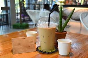 tazas de café y bebidas en la cafetería foto