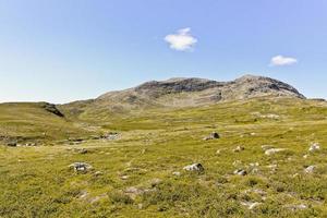 hermoso río storebottane, lago vavatn y montañas. hemsedal, noruega. foto