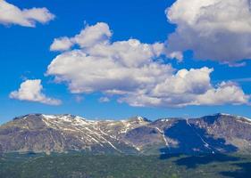 Hermoso valle panorama noruega hemsedal hydalen con nevadas en las montañas. foto