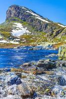 nieve en verano en la montaña storehodn hydnefossen cascada hemsedal noruega. foto