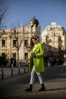 mujer joven escuchando música con auriculares en la calle foto