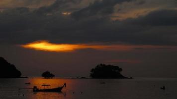 longtailbåt i det tropiska havet vid dramatisk solnedgång video