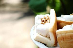 postre dulce tailandés. helado de coco con pan. foto
