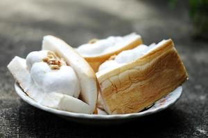 postre dulce tailandés. helado de coco con pan