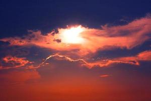 espectacular luz dorada de los rayos solares al atardecer con nubes. foto