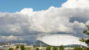 espessas nuvens de chuva rodopiando sobre a cúpula de gelo bolshoy, sochi. lapso de tempo. video