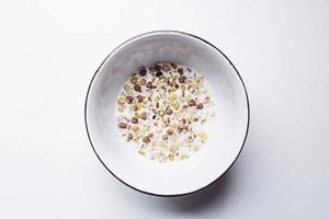 vista superior de muesli con leche en un bol. desayuno saludable.