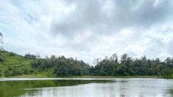 vista de la nube sobre el lago foto