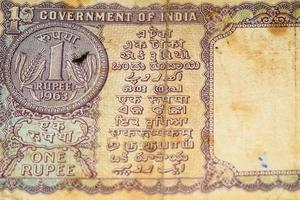notas antiguas de una rupia combinadas en la mesa, dinero de india en la mesa giratoria. viejos billetes de moneda india en una mesa giratoria, moneda india en la mesa foto