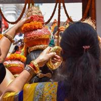 mujeres con kalash en la cabeza durante el templo jagannath mangal kalash yatra, devotos hindúes indios llevan ollas de barro que contienen agua sagrada con un coco encima