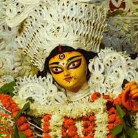 diosa durga con aspecto tradicional en una vista de cerca en un sur de kolkata durga puja, ídolo de durga puja, el festival hindú navratri más grande de la india foto