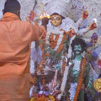 diosa durga con aspecto tradicional en una vista de cerca en un sur de kolkata durga puja, ídolo de durga puja, el festival hindú navratri más grande de la india foto