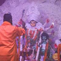 diosa durga con aspecto tradicional en una vista de cerca en un sur de kolkata durga puja, ídolo de durga puja, el festival hindú navratri más grande de la india foto