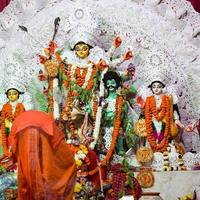 diosa durga con aspecto tradicional en una vista de cerca en un sur de kolkata durga puja, ídolo de durga puja, el festival hindú navratri más grande de la india foto