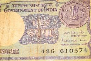 notas antiguas de una rupia combinadas en la mesa, dinero de india en la mesa giratoria. viejos billetes de moneda india en una mesa giratoria, moneda india en la mesa foto