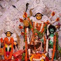 diosa durga con aspecto tradicional en una vista de cerca en un sur de kolkata durga puja, ídolo de durga puja, el festival hindú navratri más grande de la india foto