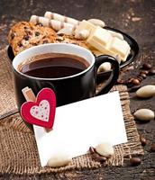 taza de café con chocolate blanco, almendras y galletas