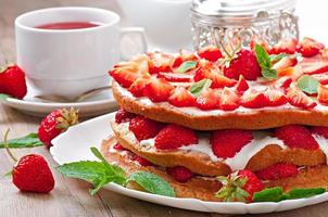 tarta de fresas de verano en forma de rústico foto