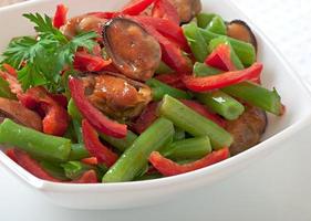 Salad with mussels, green beans and paprika photo