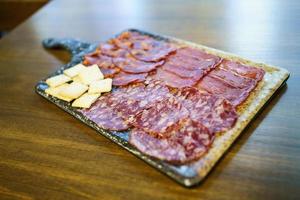 Tabla de embutidos ibéricos. un plato típico de la cocina española. foto