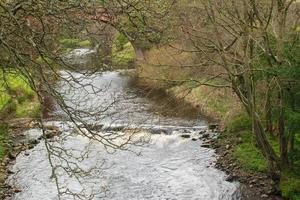 el río doon fluye bajo el paisaje natural del puente. foto