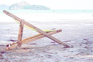 sillas de playa en la playa de arena de la costa en verano vacaciones de viaje relajarse en el fondo del paisaje de la naturaleza. foto