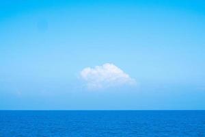 enorme fondo de cielo de nubes esponjosas blancas con fondo de cielo azul sobre el océano