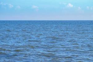 mar azul océano bajo un cielo azul con una nube blanca esponjosa paisaje marino naturaleza fondo verano viajes vacaciones foto