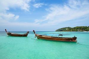 botes de cola larga para turistas en la playa de pattaya, koh lipe foto