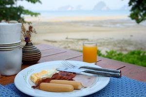 delicioso desayuno cerca de la playa y el mar de fondo foto