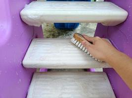 limpieza de cepillos de fregado en las escaleras de los juguetes de los niños.