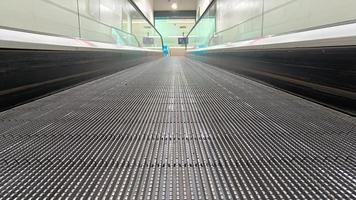 escalera mecánica moderna en la estación de metro o supermercado foto