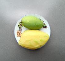 mango verde en un plato blanco verano de frutas tailandesas, vista superior foto