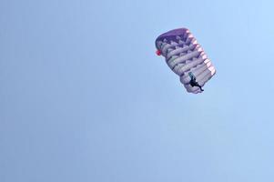 un paracaídas sobre un fondo de cielo azul foto