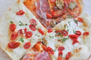 pizza italiana tradicional con tomate, queso mozzarella, vegeta foto
