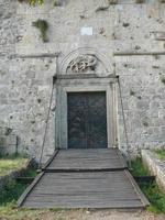 vista del castillo de sarteano en las colinas de toscana, italia foto